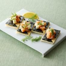 ディル×こんとびの香り溢れる サーモンタルタルのカナッペ