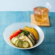 夏野菜の素麺 ほうじ茶のオンザロックとともに