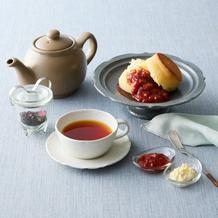 いちご和紅茶 ローズの花びら入り×スコーン 苺のコンフィチュール添え