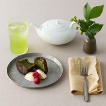 抹茶入り玄米茶（冷茶）×抹茶カヌレ  バニラアイスクリームとフランボワーズ添え